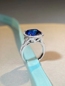 Détail de la bague en argent avec saphir bleu taille coussin et diamants micro-pave fins