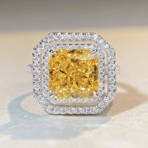 Bague en argent S925 avec pierre jaune taille radiant et double entourage de diamants