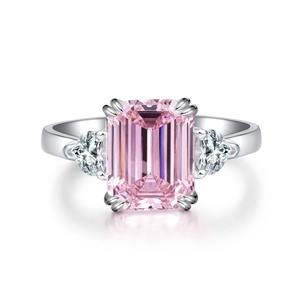 Makroaufnahme von rechteckigem rosa Edelsteinring mit herzförmigen Seitensteinen und Silber