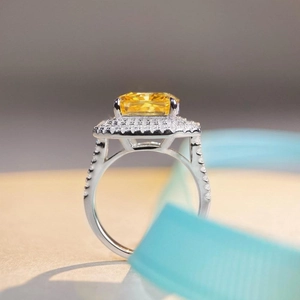 Bague luxueuse en argent S925 avec pierre jaune taille radiant et entourage diamants