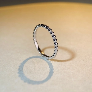Minimalist S925 sterling silver beaded ring with polished round spheres in a wave design