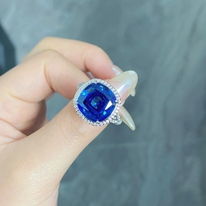 Vue macro détaillée de la bague cocktail en argent S925 avec saphir bleu coussin