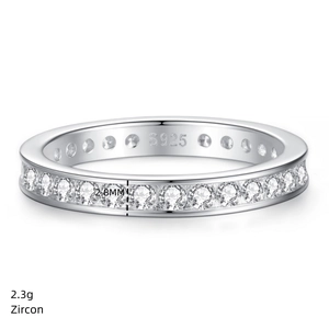 Détail d'une bague en argent 925 sertie de zircons, largeur 2,8mm et poinçon S925