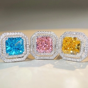 Bagues avec gemmes taille radiant en bleu, rose et jaune avec double entourage