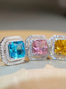 Vue macro des bagues avec aigue-marine et diamants rose et jaune, taille émeraude et halo