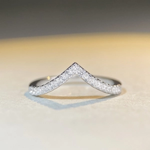 Elegante anello a V in argento sterling S925 con scintillanti pietre di zirconia cubica