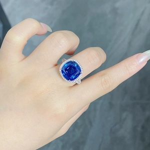 Détail d'une bague en argent S925 avec saphir bleu taille coussin et pavage de diamants