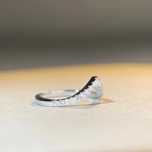 Anello a forma di V in argento sterling S925 lucido con pavé per sovrapposizione