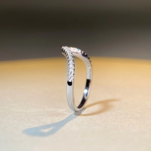 Elegante anello a V in argento S925 con zirconi incastonati e ombra a forma di cuore