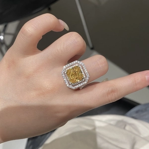 Vue détaillée d'une bague en argent S925 avec diamant jaune de luxe à coupe radiant