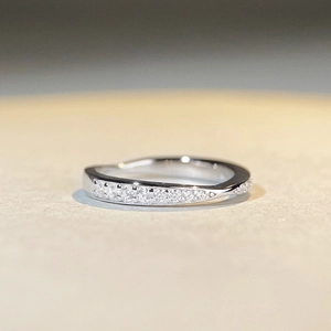 Détail macro de la bague vague en argent S925 sertie de zircons cubiques