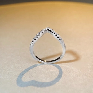 Dettaglio anello in argento S925 a forma di V con pavé di zirconi luccicanti