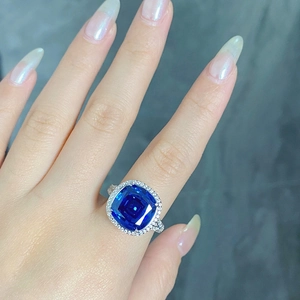 Gros plan d'une bague cocktail avec saphir bleu taille coussin en argent S925