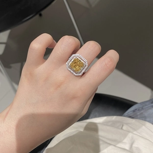 Détail d'une bague en argent S925 avec pierre jaune taille coussin et double halo