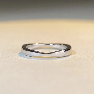 Détail d'une bague vague en argent sterling S925 poli au design minimaliste courbé en V