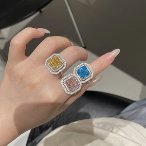 Trois bagues en argent S925 avec pierres carrées jaunes, roses et bleues portées