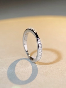 Détail d'une bague vague en argent S925 sertie de pierres scintillantes en oxyde de zirconium