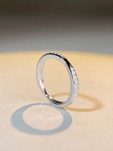 Vue macro d'une bague minimaliste en argent 925 avec pavé de zircons délicats