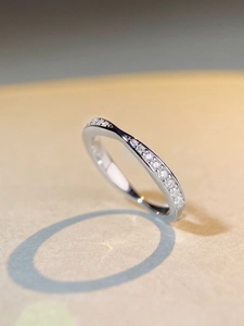 Vue macro d'une bague Mobius en argent S925 avec zircons en micro-pavage
