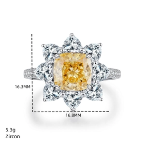 Dettaglio dell'anello girasole con zircone giallo centrale e pietre a cuore