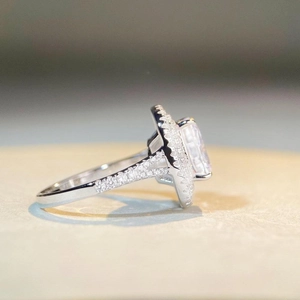 Luxurious S925 sterling silver radiant cut ring with sparkling halo and side diamond accents