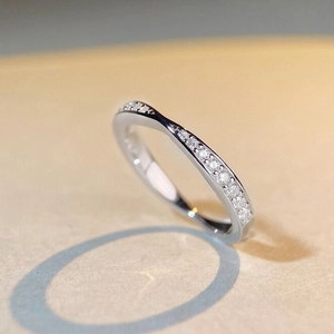Bague torsadée élégante en argent S925 avec serti micro-pavé de zircons brillants