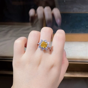 Dettaglio dell'anello a girasole in argento con pietra centrale gialla e petali di zirconi