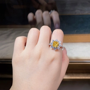 Lussuoso anello girasole in argento con gemma gialla quadrata e aureola di diamanti