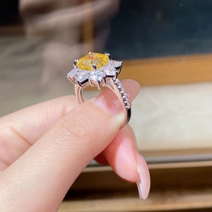 Dettaglio macro dell'anello a girasole con pietra gialla cushion e fascia in argento S925