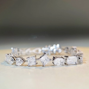 S925 Sterling Silber Tennisarmband mit Herz- und quadratischen Zirkonia-Steinen