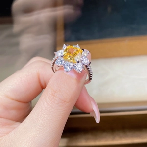 Dettaglio anello girasole in argento con diamante giallo e incastonatura halo