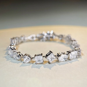 Nahaufnahme des S925 Silberarmbands mit Zirkonia im Herz- und Smaragdschliff