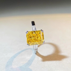 Eleganter S925 Silberring mit gelbem Radiant-Schliff Stein und Baguette-Diamanten