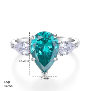 Makroansicht des blauen Zirkonia-Rings im Birnenschliff mit 12,7mm x 7,9mm Maßen