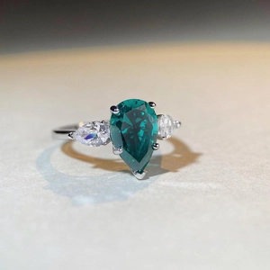 S925 Silberring mit grünem Smaragd in Birnenform und Wassertropfen-Zirkonia Steinen