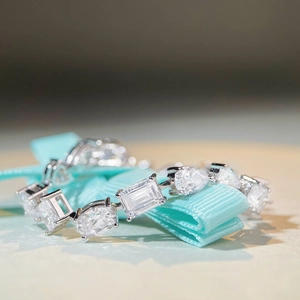 S925 Sterling Silber Ring mit Zirkonia in Smaragd- und Birnenform im Pavé-Stil besetzt
