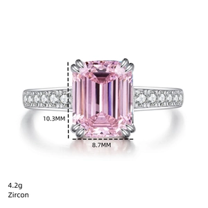 Makro-Detail eines 4,2g Silberrings mit einem 10,3x8,7mm Smaragdschliff-Pink-Zirkon-Edelstein
