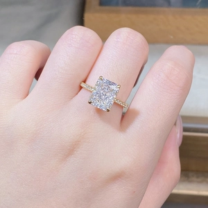 Vue macro de la bague en argent 925 doré avec rubis coupe radiant et diamants de côté