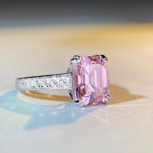Luxuriöser S925-Silberring mit rosa Diamant im Smaragdschliff und Zirkonia-Akzenten