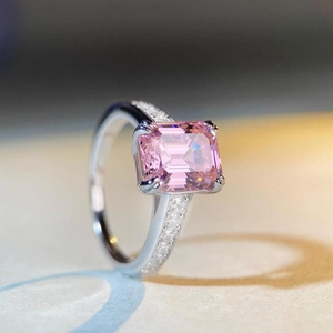 Eleganter S925 Silberring mit pinkfarbenem Smaragdschliff-Diamant und Pavé-Besatz