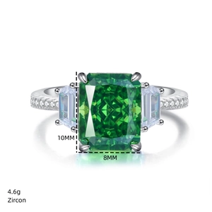 Détail de la bague en argent S925 avec zircon vert taille émeraude 10x8mm et pierres latérales