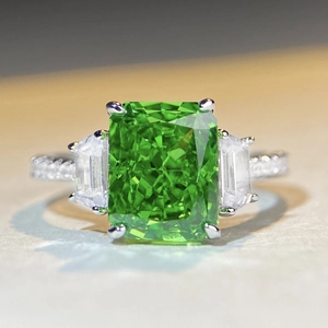 Bague en argent S925 avec une pierre verte taille émeraude et diamants latéraux