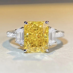 Bague classique en argent S925 avec pierre jaune taille radiant et gemmes trapèzes latéraux