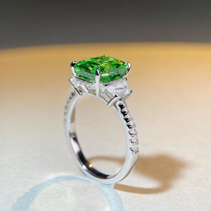 Bague trois pierres en argent S925 avec pierre verte taille émeraude et diamants de côté
