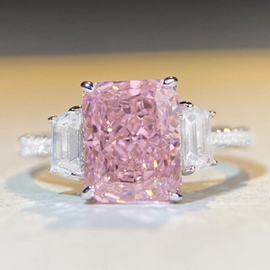 Bague en argent S925 avec diamant rose taille radiant et pierres latérales trapèze chic