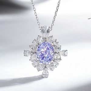 Collana in argento S925 con ciondolo in zircone lilla ovale e halo di cristalli