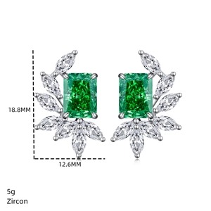 Détail de boucles d'oreilles en zircon vert taille émeraude avec pierres blanches