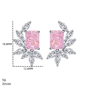 Dettaglio di orecchini con zircone rosa e ali in argento, dimensioni 18,8 mm