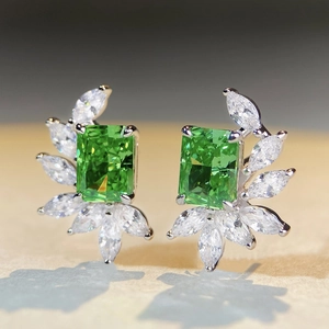 Boucles d'oreilles élégantes avec cristaux vert émeraude et monture argentée ailée