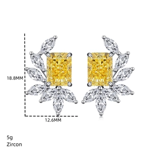 Détails macro des boucles d'oreilles en argent S925 et zircon jaune de 18,8x12,6 mm